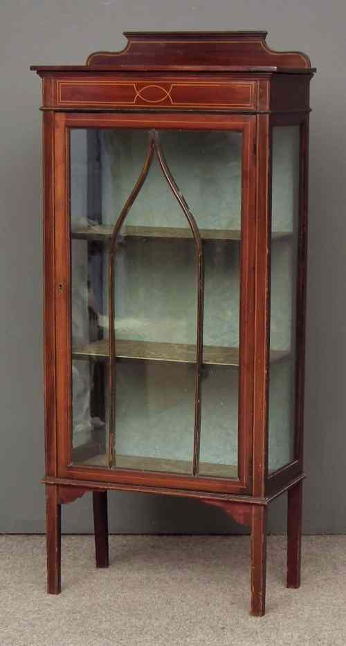 Appraisal: An Edwardian mahogany display cabinet fitted two cloth lined shelves