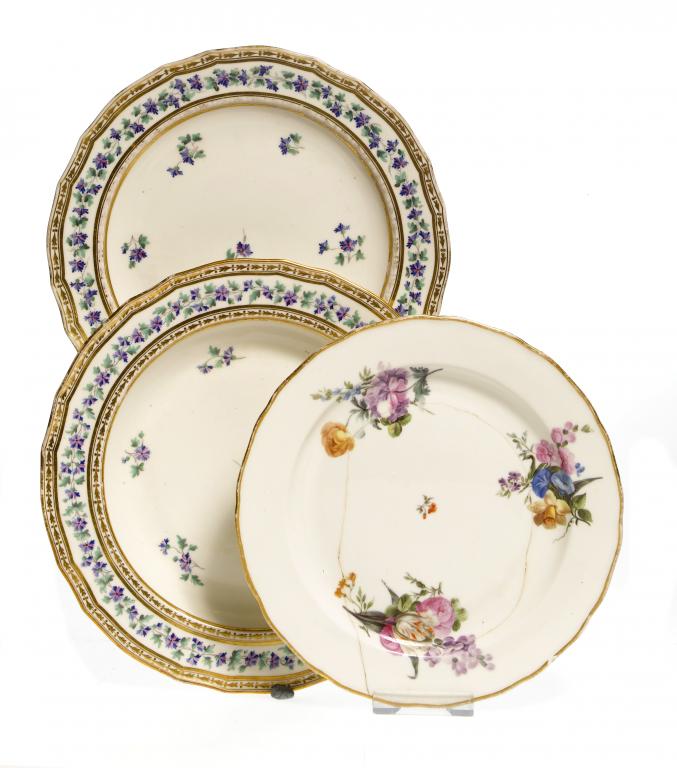 Appraisal: A DERBY 'PROTOTYPE' PATTERN DESSERT PLATE well painted by William