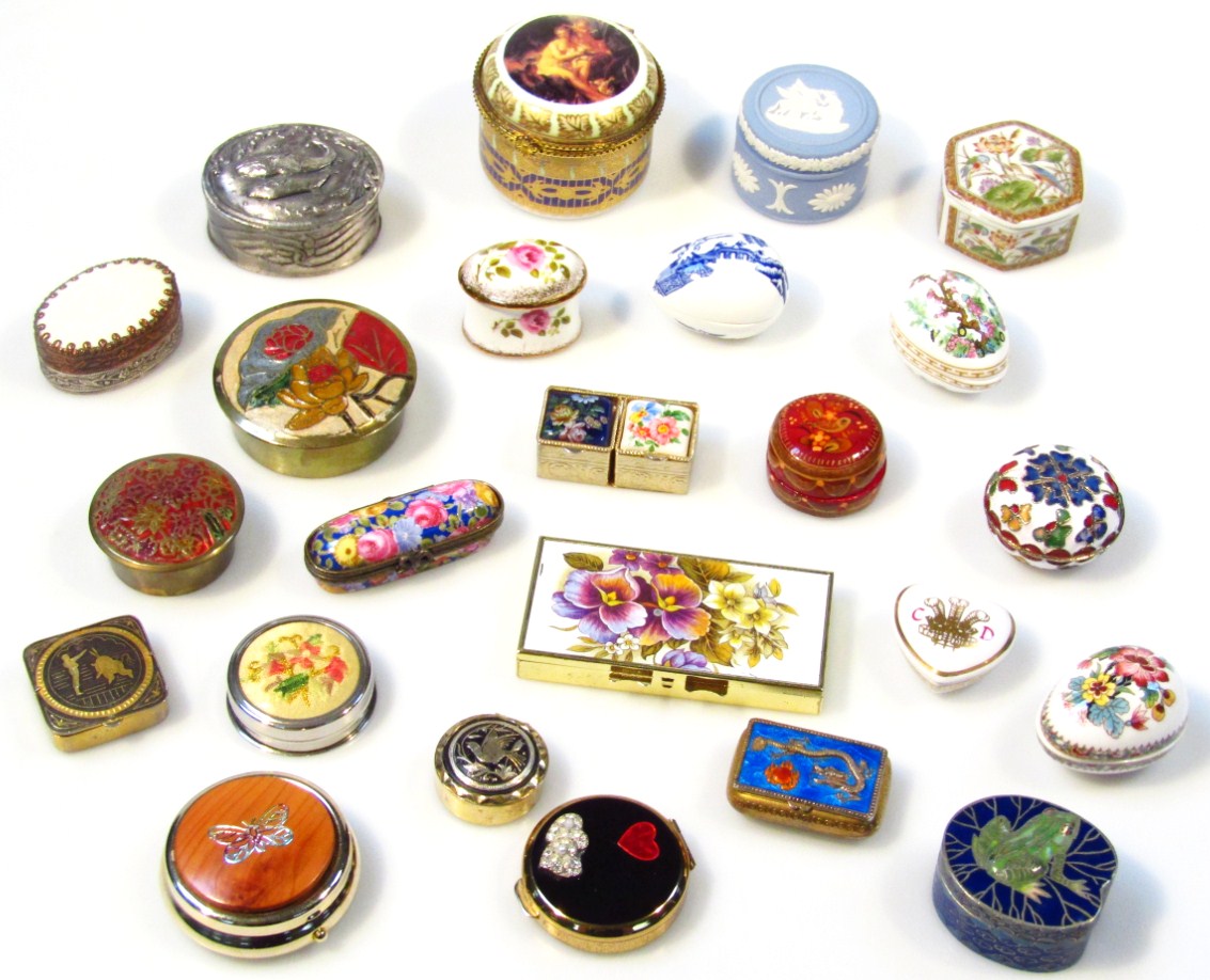 Appraisal: A quantity of small enamel and porcelain boxes and covers