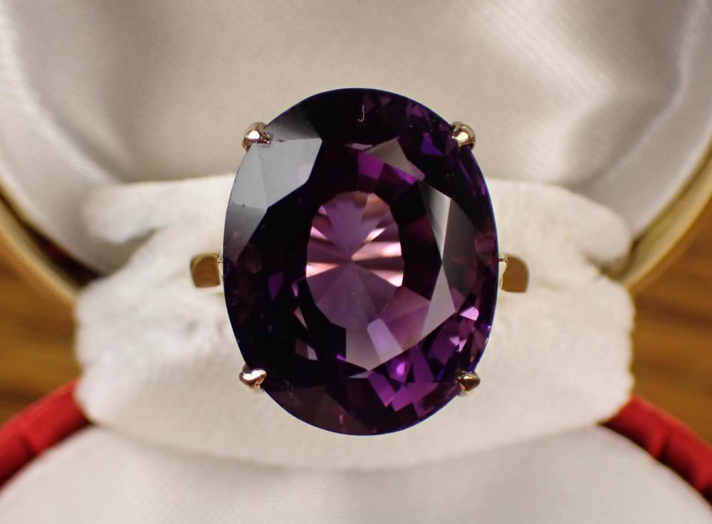 Appraisal: AMETHYST AND FOURTEEN KARAT GOLD SOLITAIRE RING with yellow gold