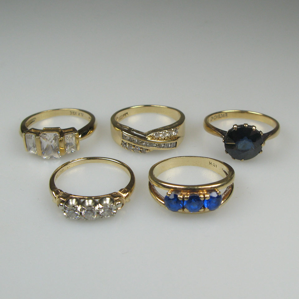 Appraisal: k Yellow Gold Ring set with a full cut sapphire