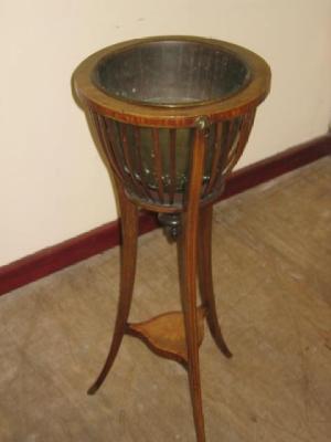 Appraisal: AN EDWARDIAN MAHOGANY JARDINIERE STAND of circular slatted form crossbanded