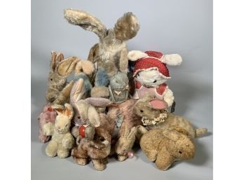 Appraisal: Fifteen vintage stuffed rabbits of varying age Examples include musical