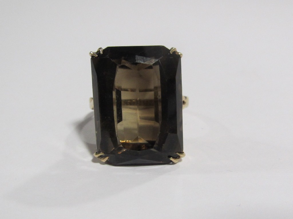 Appraisal: A nine carat gold smokey topaz single stone ring with