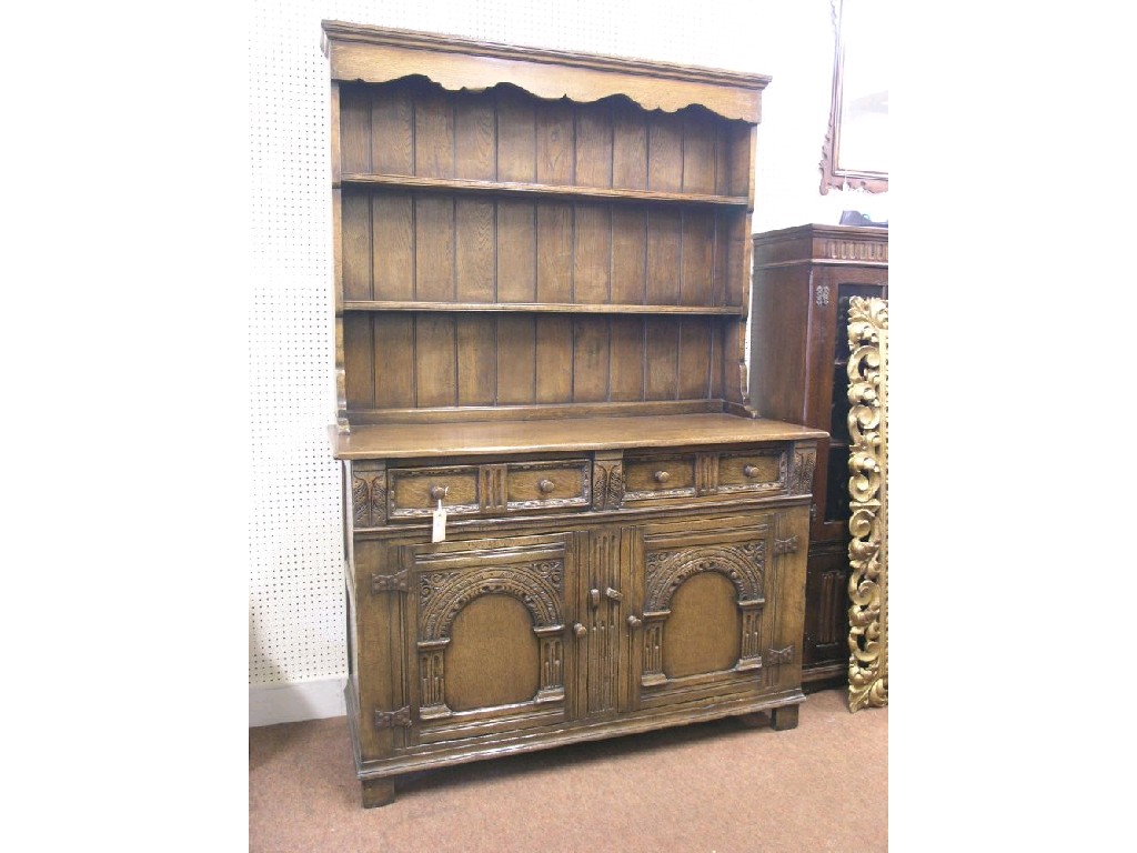 Appraisal: A good quality solid medium oak Welsh dresser plate rack