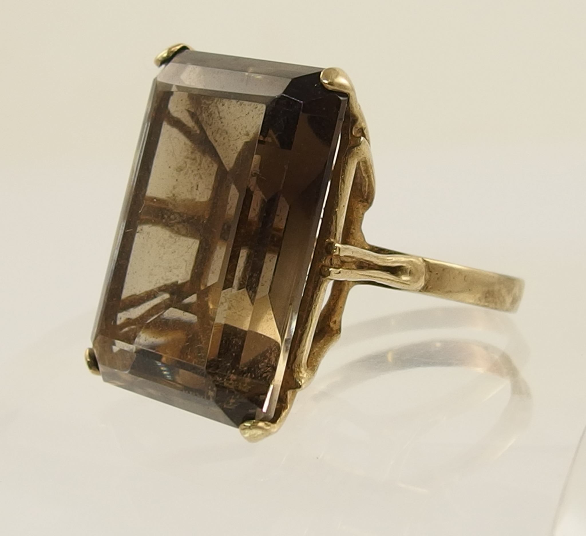 Appraisal: A large smoky quartz ring set in ct