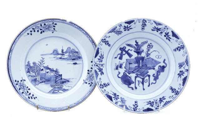 Appraisal: A pair of Chinese blue and white porcelain export platesearly