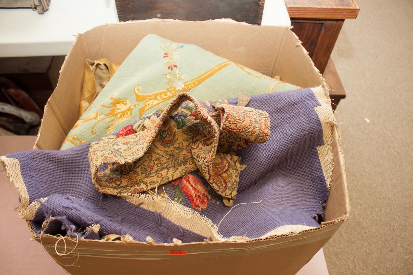 Appraisal: b Box of assorted linens Undernumber B