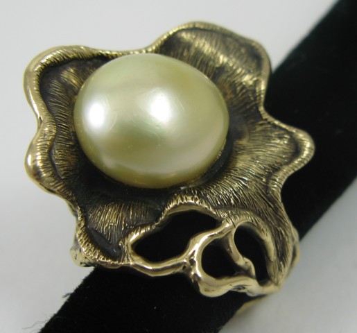 Appraisal: MABE' PEARL AND WHITE GOLD RING The heavy k white