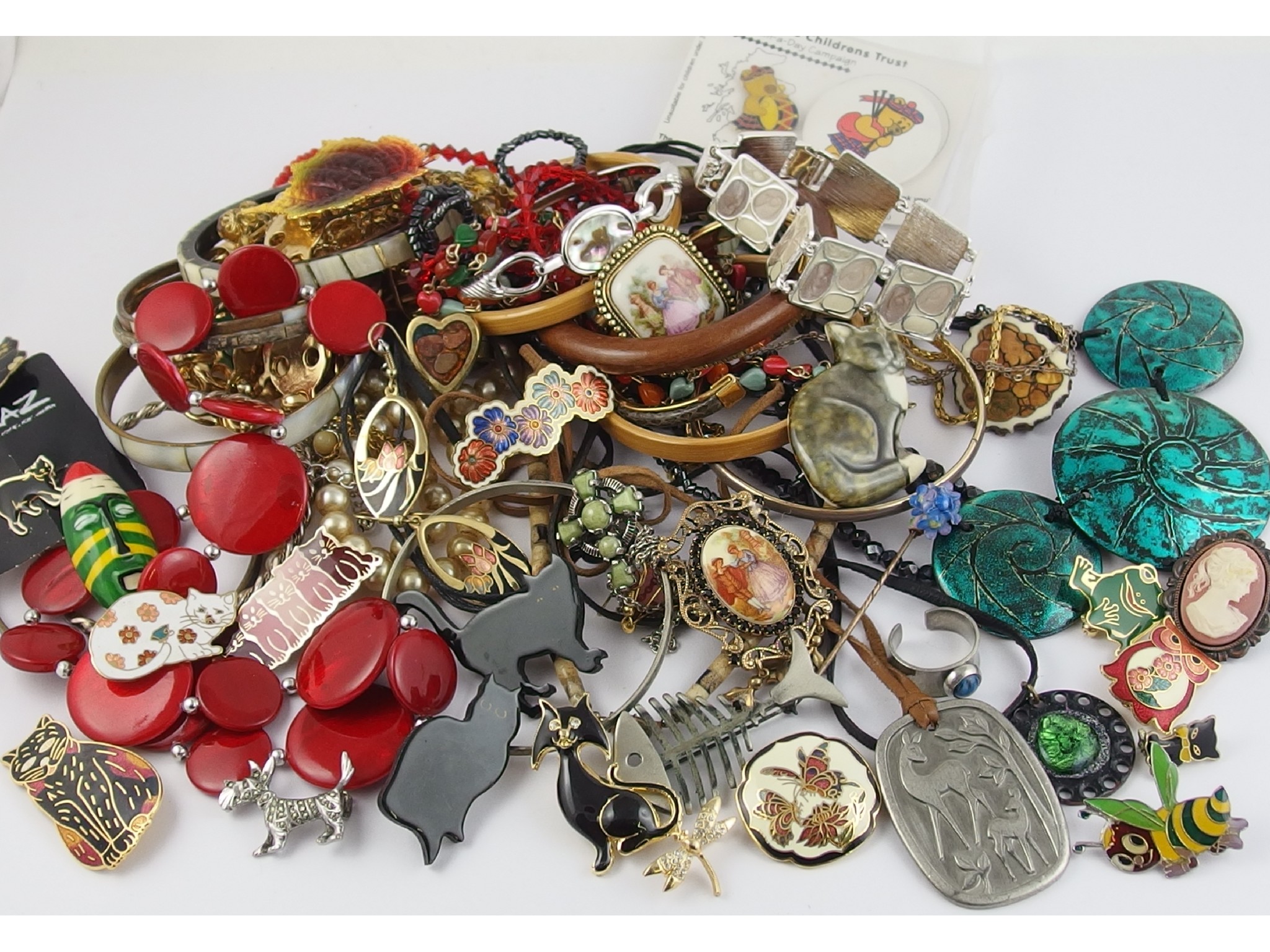 Appraisal: A collection of vintage costume jewellery to include animal brooches