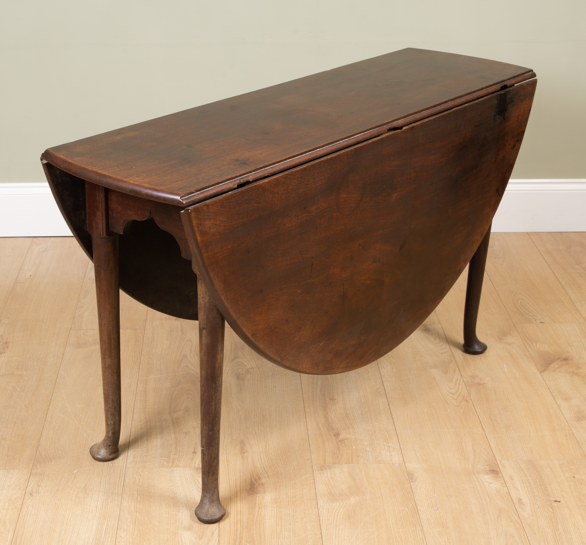 Appraisal: A George III mahogany drop-leaf oval dining table with hinged