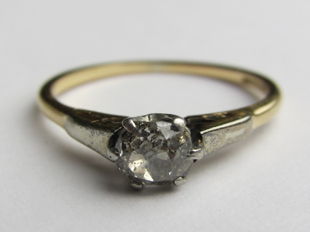 Appraisal: Eighteen carat gold diamond solitaire ring with old cut diamonds