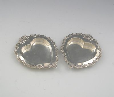 Appraisal: A pair of Edwardian heart-shaped small dishes with shell and