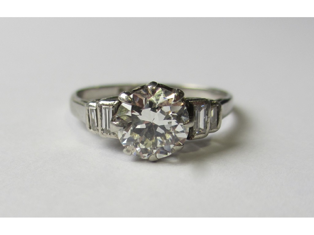 Appraisal: A platinum diamond set dress ring with central brilliant cut