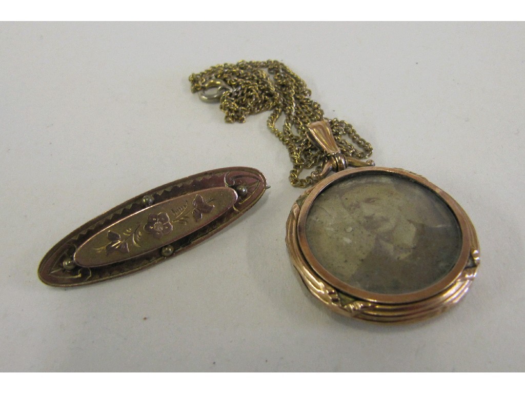 Appraisal: Lot comprising a Victorian open photo locket and a gold