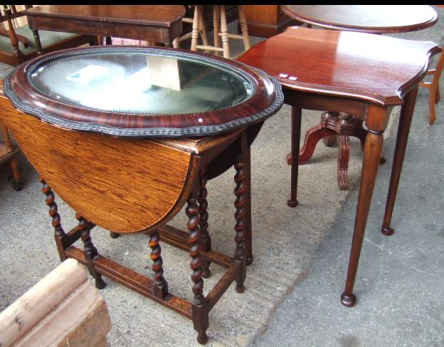 Appraisal: A th century oak gateleg table raised on barley-twist supports