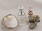 Appraisal: A mixed lot A Chinese white jade group of two