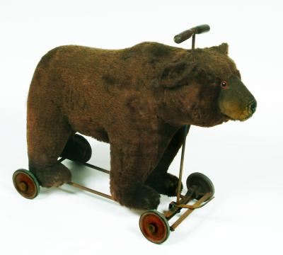 Appraisal: A Steiff pull-along bear early th century covered in dark