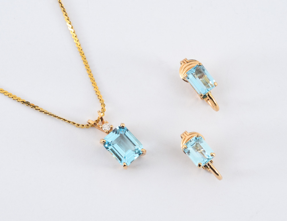 Appraisal: BLUE TOPAZ NECKLACE EARRING SET K yellow gold necklace and