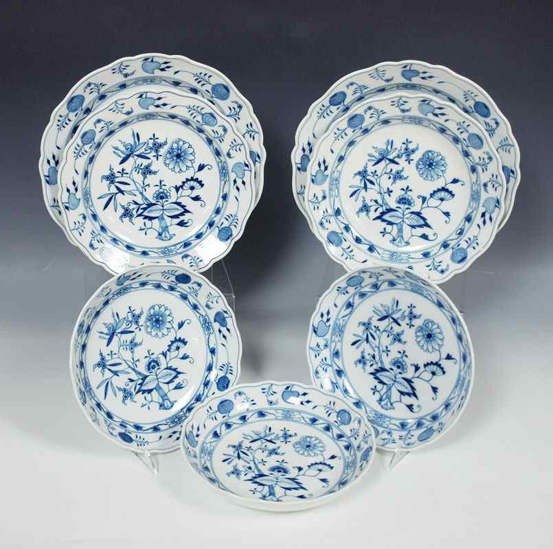 Appraisal: GROUP OF BLUE ONION SERVING AND SOUP BOWLS Three bowls