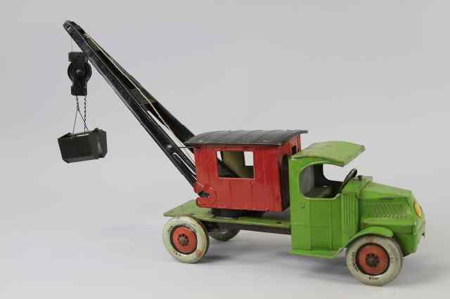 Appraisal: CHEIN HERCULES STEAM SHOVEL TRUCK Tin green Mack cab with