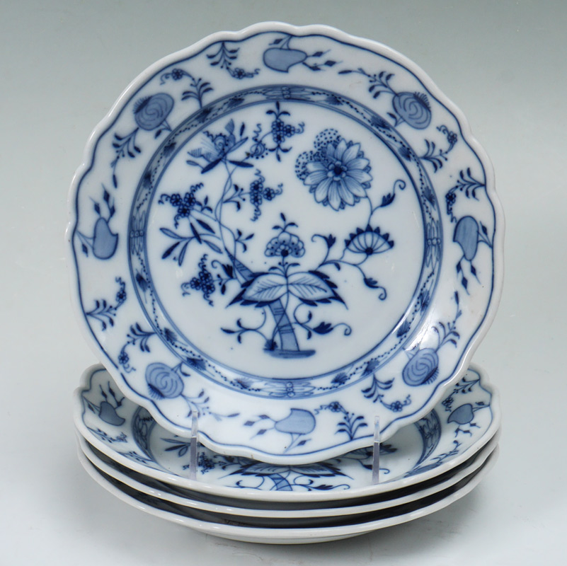 Appraisal: MEISSEN BLUE ONION PLATES Scalloped edge with Meissen circle mark