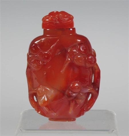 Appraisal: A Chinese hardstone snuff bottle and stopper carved with foliate