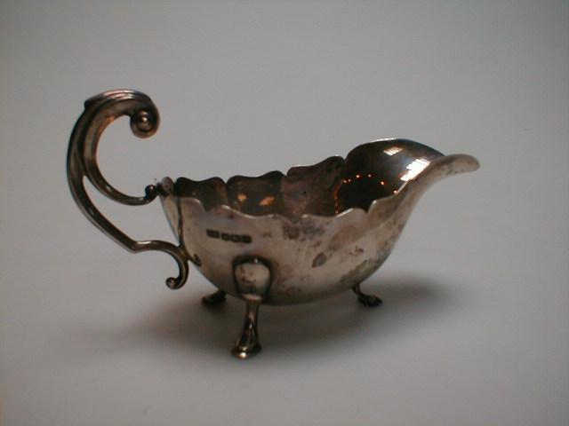 Appraisal: A George V silver sauce boat by Viners with a