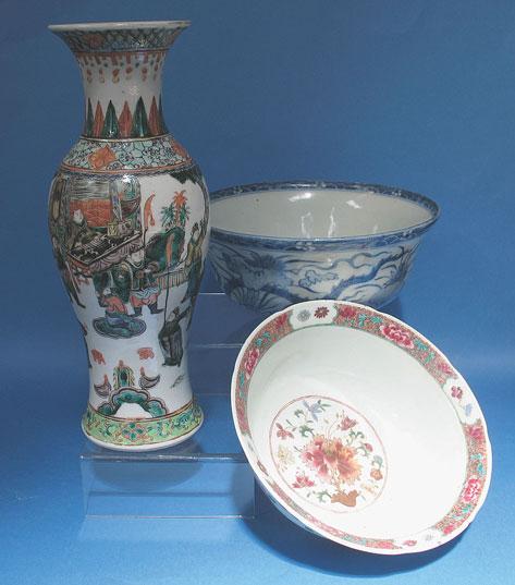 Appraisal: A CHINESE FAMILLE ROSE BOWL with foliate decoration the base