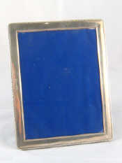 Appraisal: A silver photo frame with beaded rim and strut back