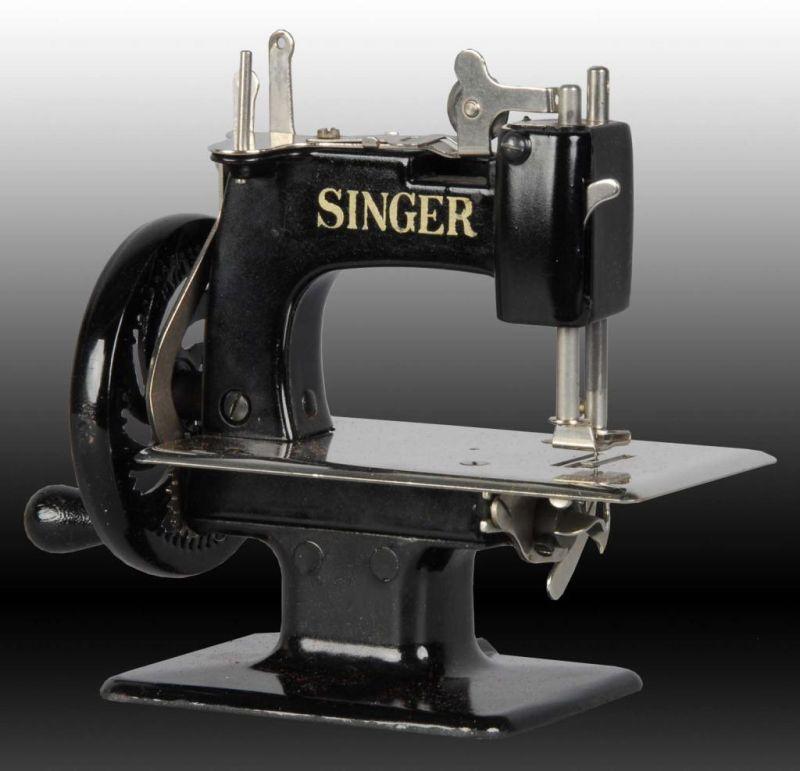 Appraisal: Singer Toy Sewing Machine with Box Description Includes original box