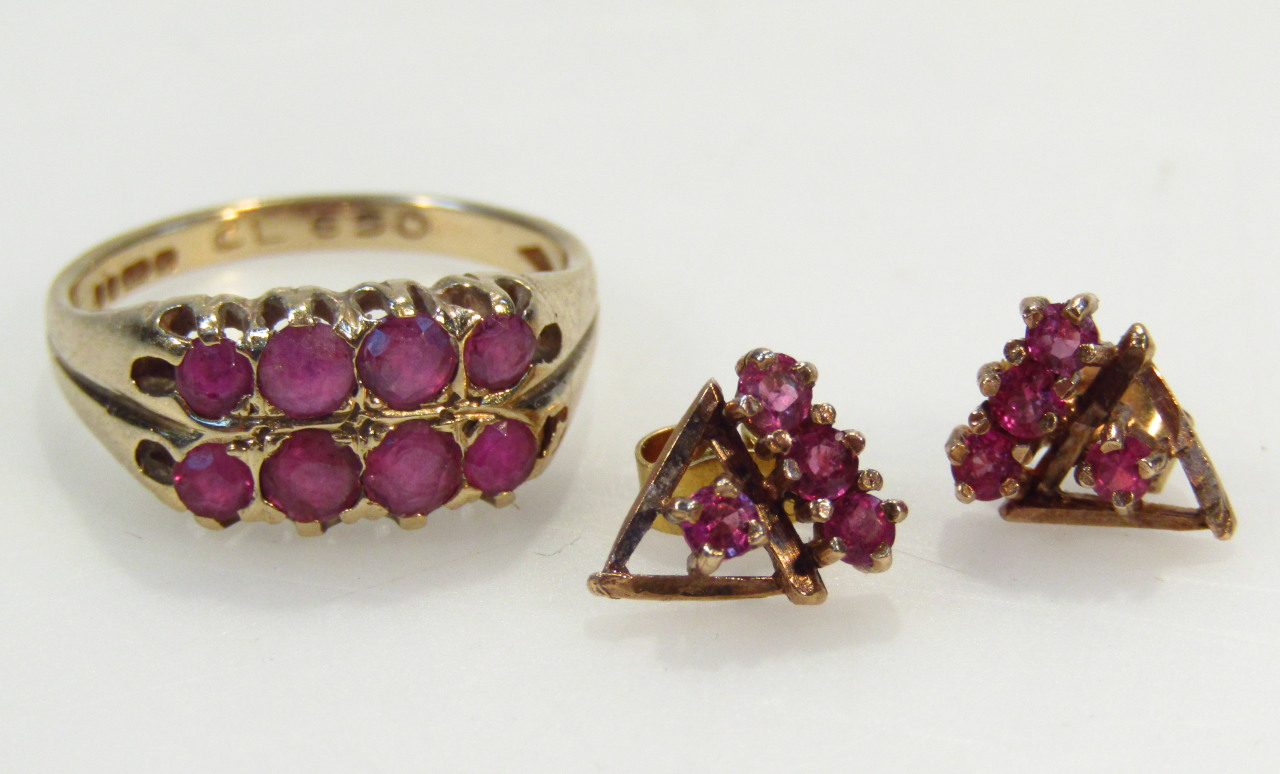 Appraisal: A ladies dress ring with a double arrangement of pink