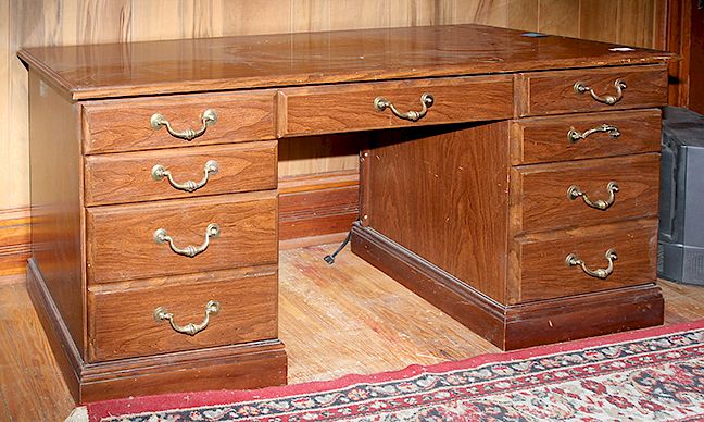 Appraisal: Office Desk A ca nice mahogany finished knee hole desk