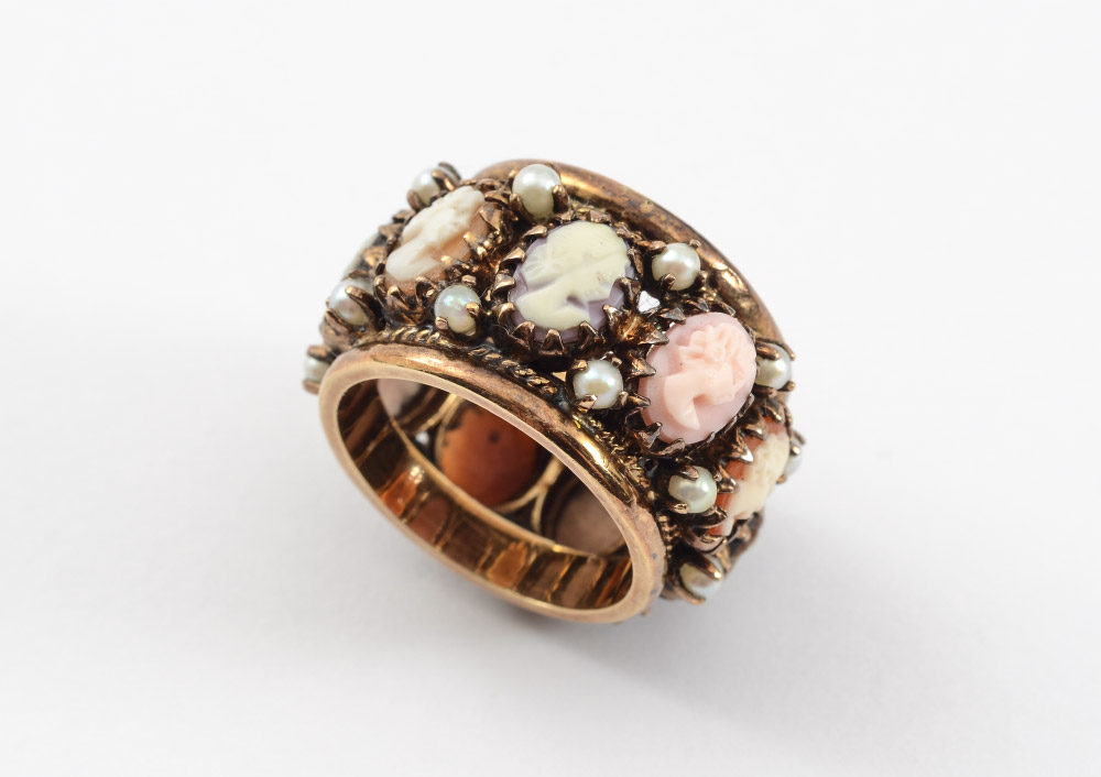 Appraisal: K CAMEO RING An unusual K gold band ring mm