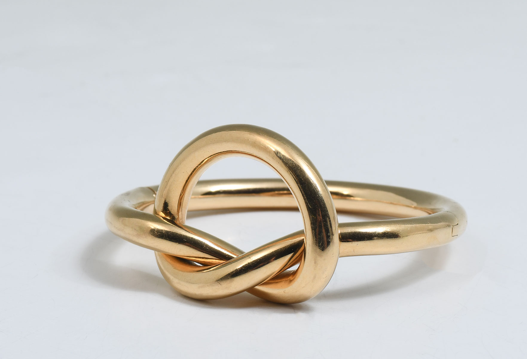 Appraisal: VINTAGE ITALIAN K LOVE KNOT BANGLE This is a fabulous