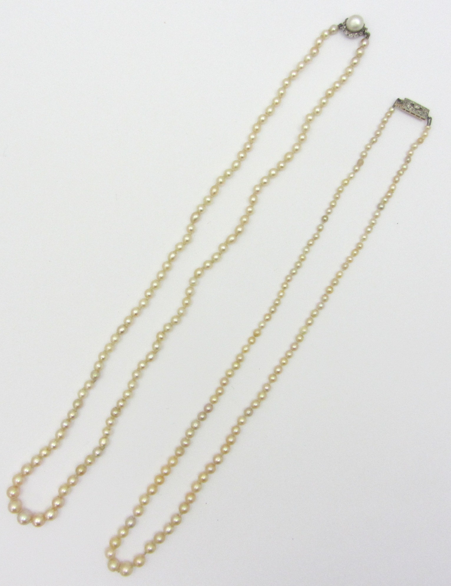 Appraisal: A single necklace of graduated cultured pearls on a cultured