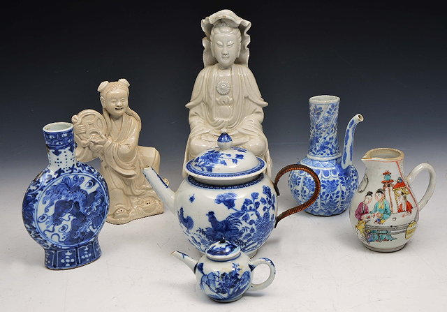 Appraisal: A COLLECTION OF CHINESE PIECES viz an th Century blue