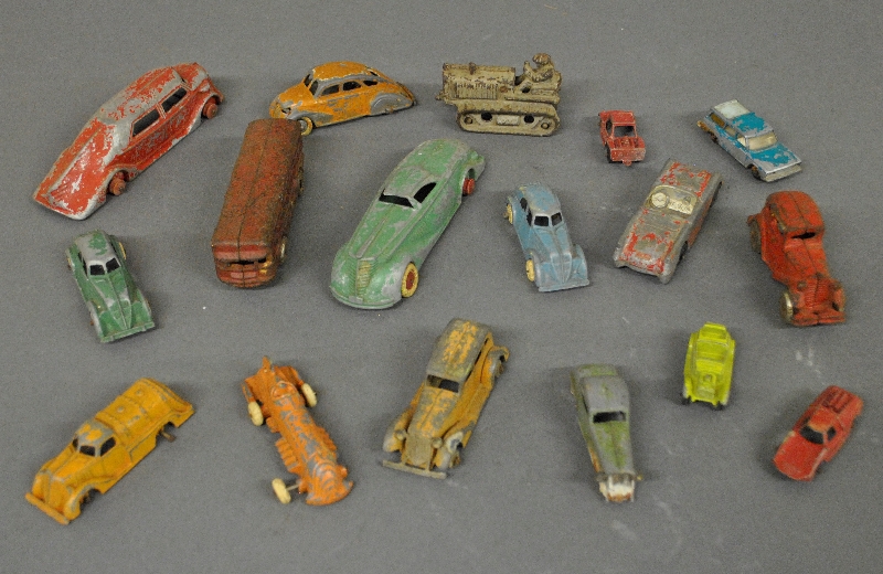 Appraisal: - Vintage cast iron toys including Tootsietoy Approx seventeen pieces