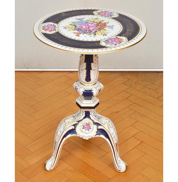 Appraisal: A CONTINENTAL HAND PAINTED AND GILT TRIPOD BASED OCCASIONAL TABLE