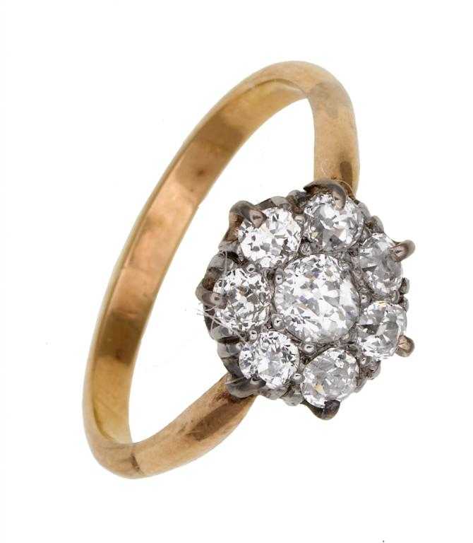 Appraisal: A DIAMOND CLUSTER RING gold hoop