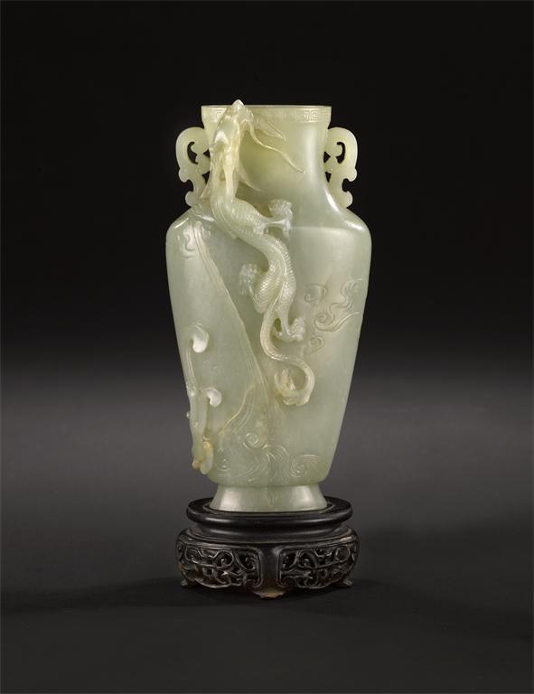 Appraisal: A Chinese celadon jade vase