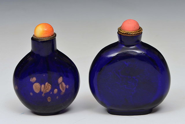 Appraisal: A CHINESE BLUE GLASS AND GOLD SPLASH SNUFF BOTTLE of