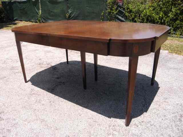 Appraisal: Beacon Hill ''Old Colony'' dining table two piece with middle