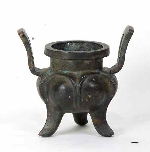 Appraisal: A Chinese bronze censer with two lug handles and leaf