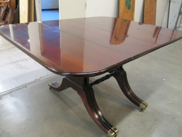 Appraisal: FEDERAL STYLE MAHOGANY DROP-LEAF DINING TABLE WITH FIVE LEAVES Brandt