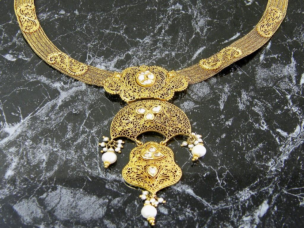 Appraisal: - - -A Yellow metal decorative necklet gm