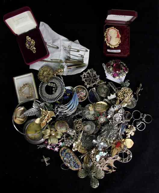 Appraisal: A quantity of costume jewellery