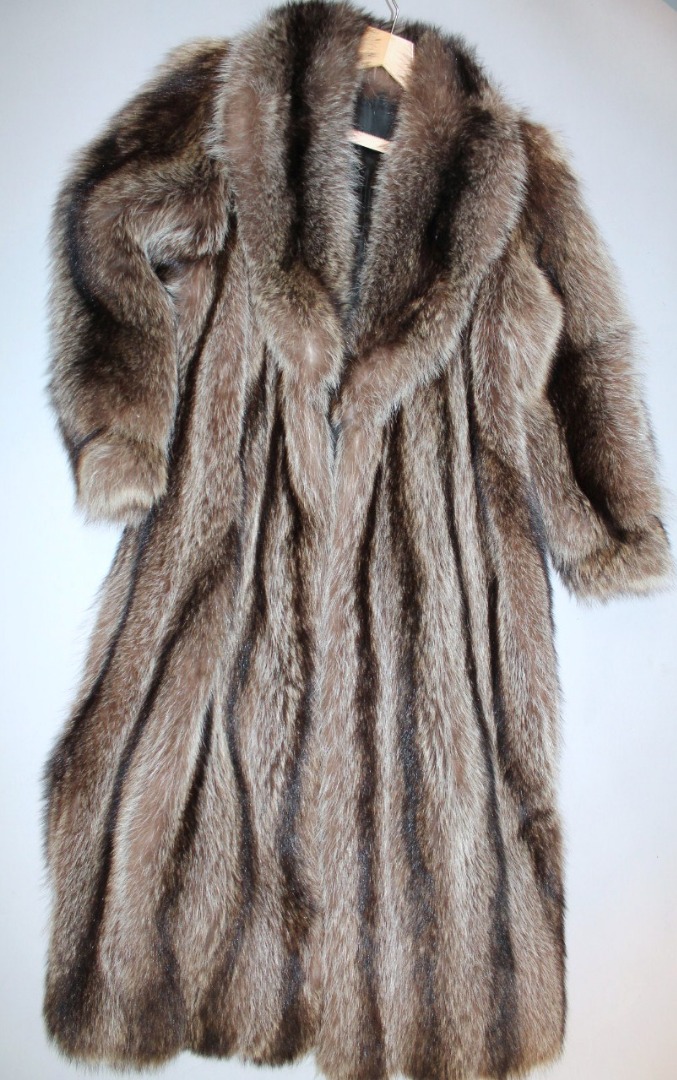 Appraisal: A late thC ladies three quarter length racoon fur jacket