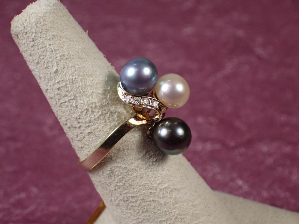 Appraisal: MULTI COLOR PEARL DIAMOND AND FOURTEEN KARAT GOLD RING The