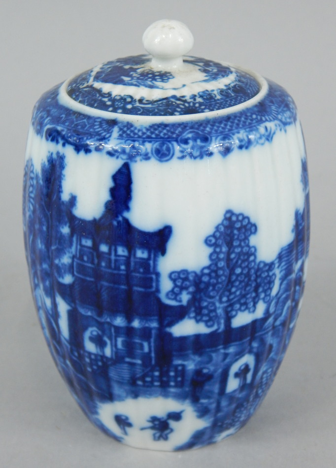 Appraisal: An early thC Caughley porcelain tea caddy printed in blue